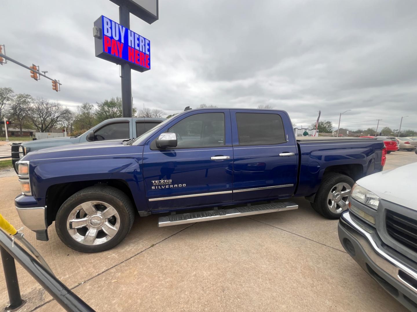 2014 BLUE CHEVROLET SILVERADO LTZ 1LZ Crew Cab 2WD (3GCPCSEC7EG) with an 5.3L V8 OHV 16V engine, 6-Speed Automatic transmission, located at 8101 E. Skelly Dr., Tulsa, OK, 74129, (918) 592-3593, 36.121891, -95.888802 - Photo#2